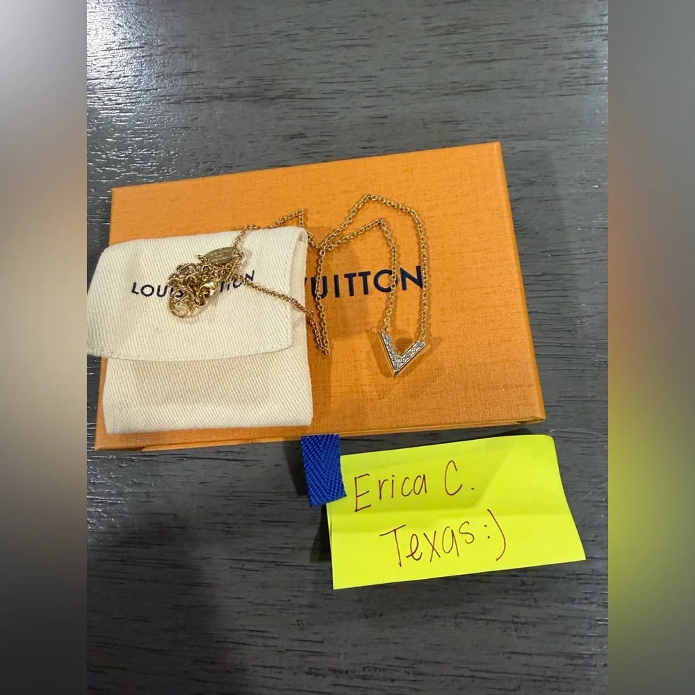 Louis Vuitton V silver & Gold necklace - Picture 2 of 6